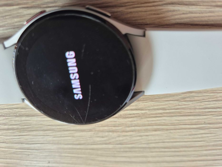 Samsung Galaxy Watch 4 (40mm, Сребрист) с бяла каишка – ЗАБЕЛЕЖКИ по дисплея