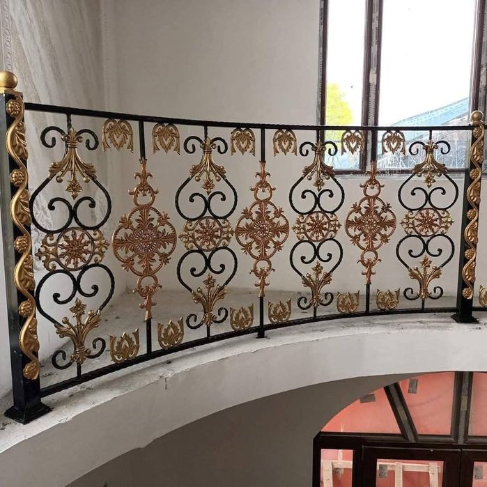Balustrada din fier forjat și tablă decupată.