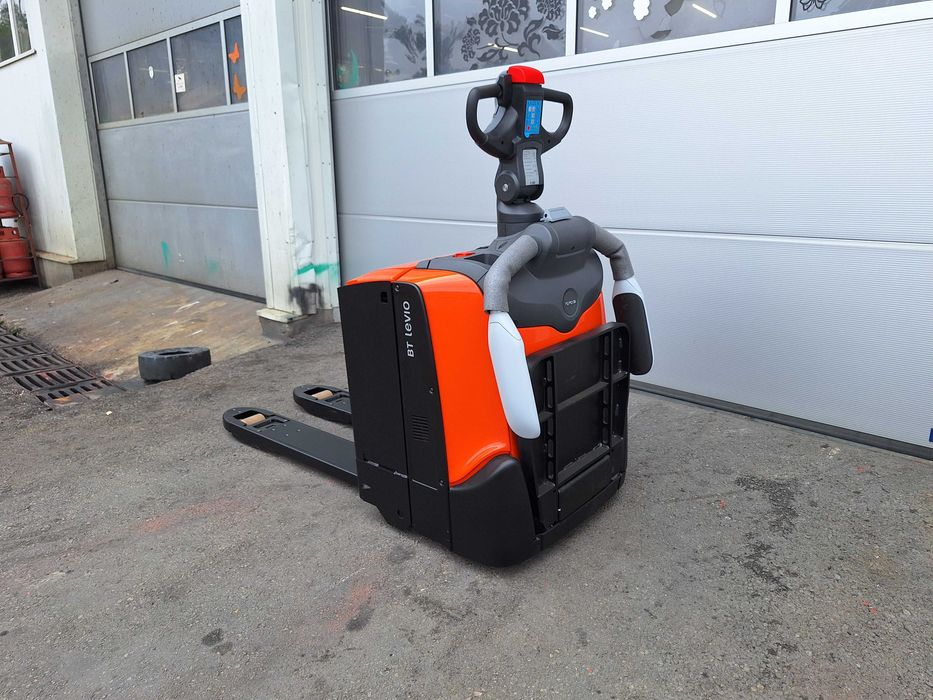 Електрическа палетна количка TOYOTA LPE200B с платформа (НОВА)