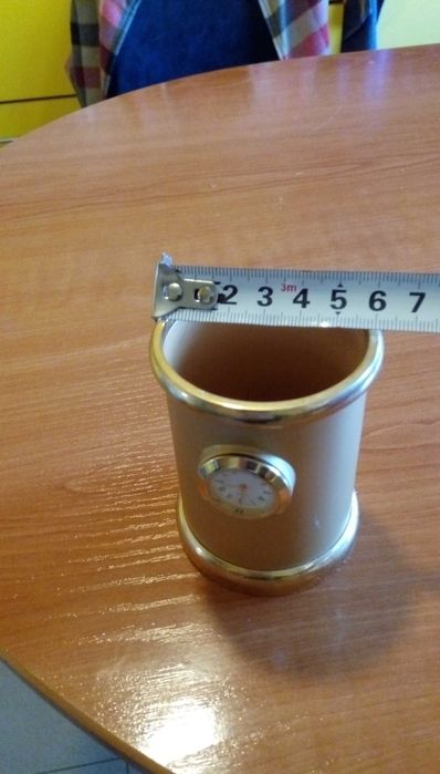 Метален златист моливник с часовник