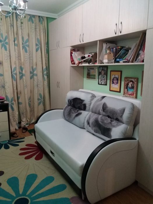 Белый кожанный раскладной диван