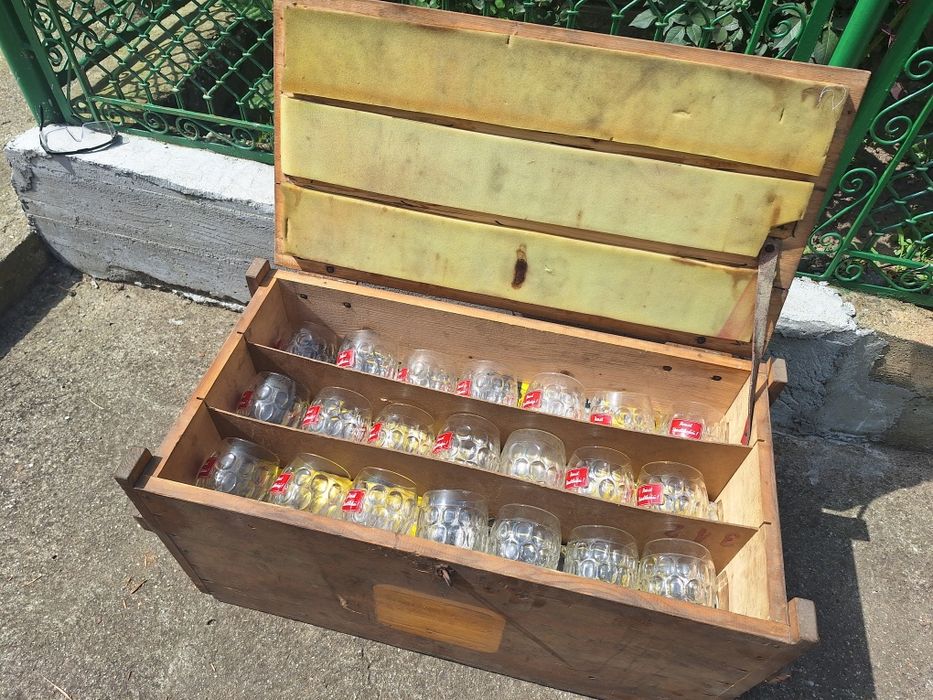 Ladă veche din lemn cu 63 de halbe din sticlă