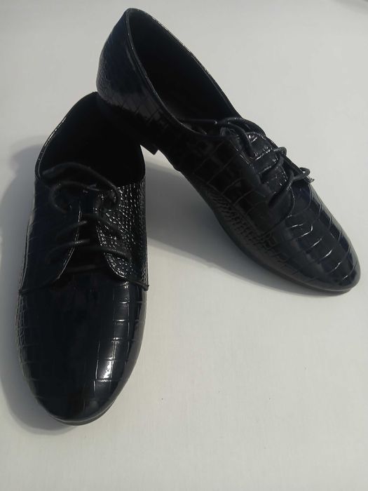 Нови дамски лачени обувки