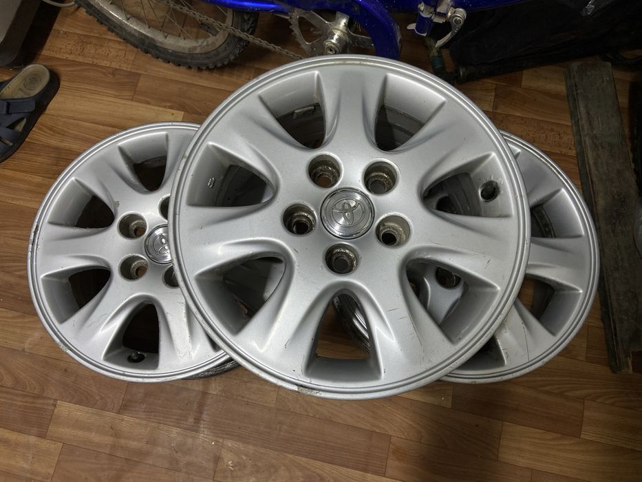 Продам литые диски R15 от Toyota