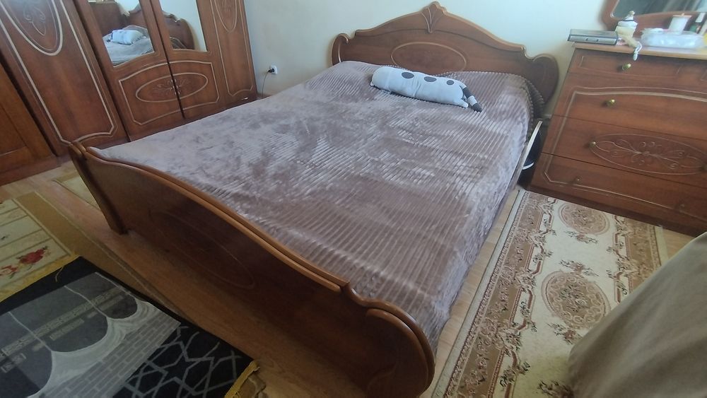 Двуспальная кровать с матрасом