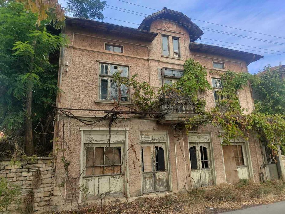 ДВУЕТАЖНА ТУХЛЕНА КЪЩА в село Макариополско, област Търговище