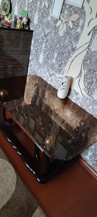 Продам палас, стеклянный столик ,кровати