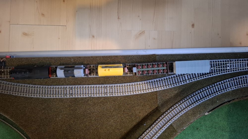 Продавам макет piko + 4 влака + 1 локомотив + 1 къща