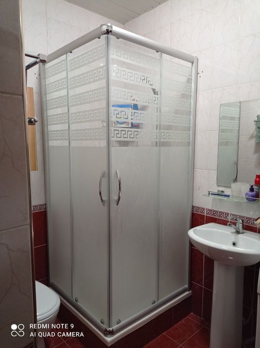 Стеклянные душевые кабины