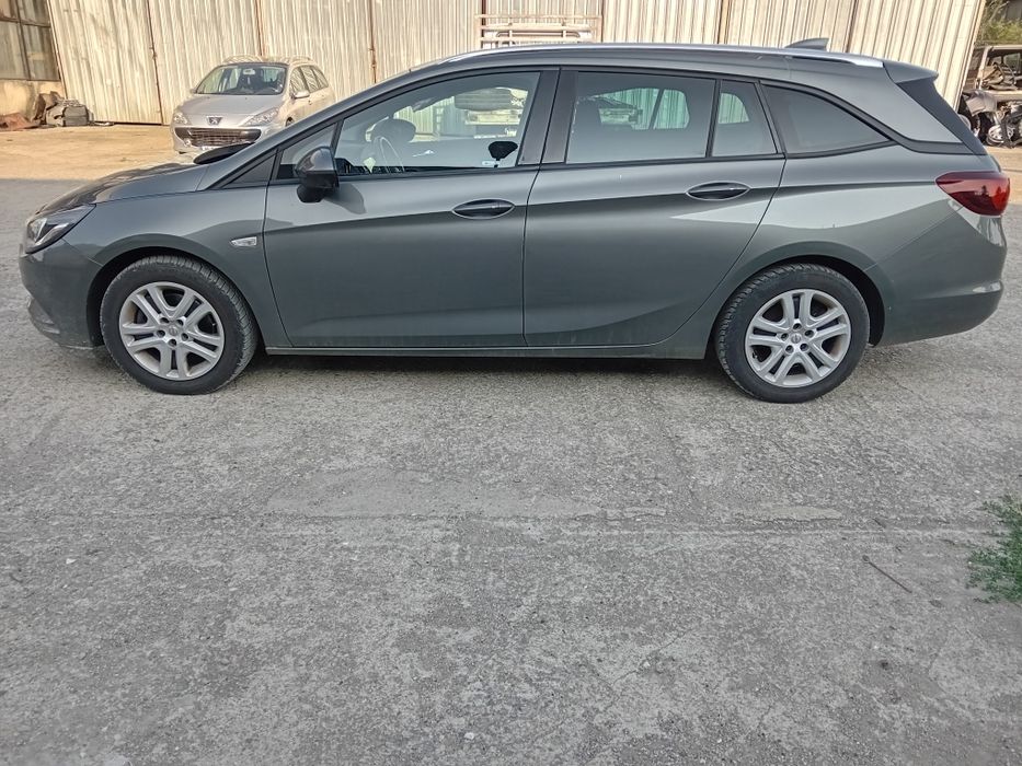 Opel astra 1.6cdti работи,здраво табло се продава на части