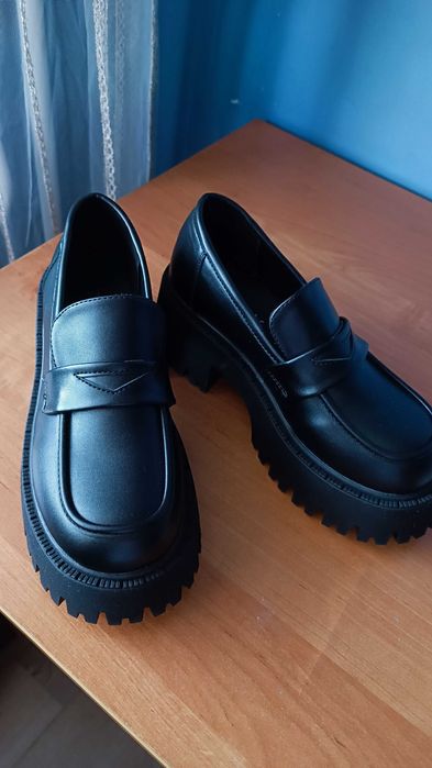 Продам туфли и лоферы