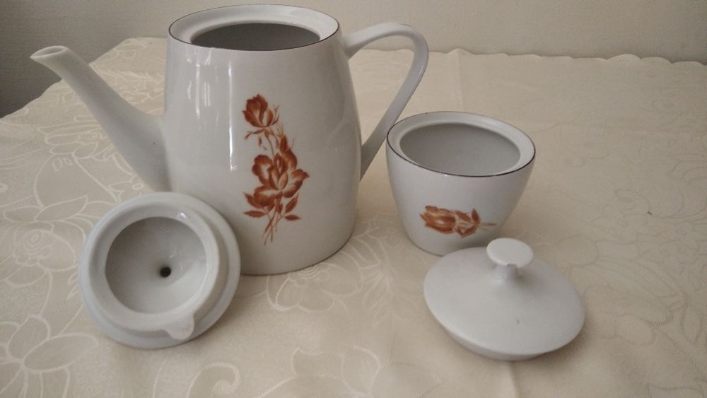 Български порцеланов чайник, захарница