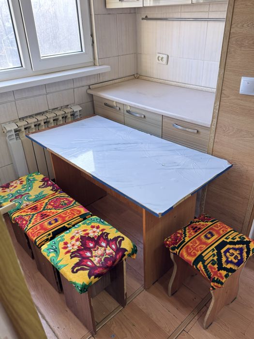 Стол с табуретками