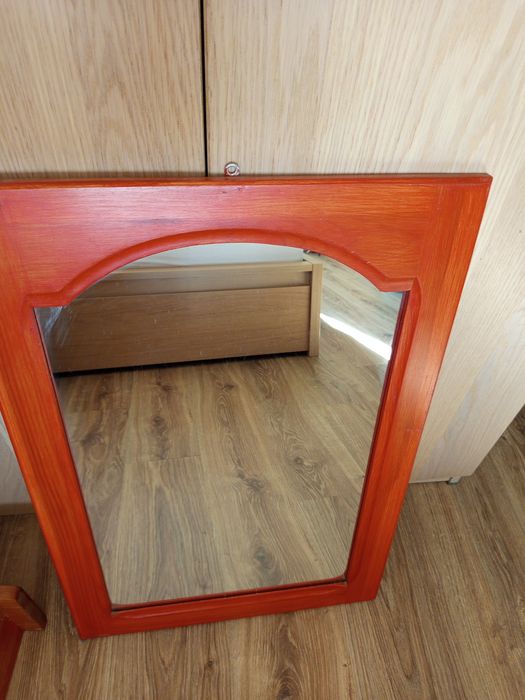 Огледало и етажерка  от масивно дърво