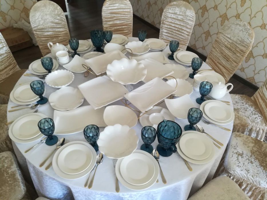 Стол стулья посуды