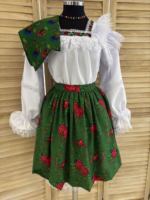 Costum tradițional de Maramureș pentru femei culoarea verde