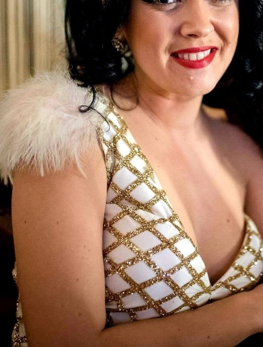 Rochie scurtă bej aurie cu pene bej crem BBY MĂRIMEA 38