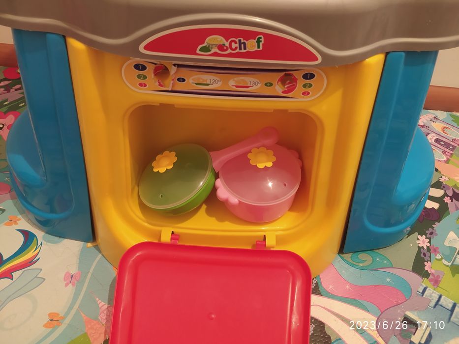 Детская игрушка кухня.