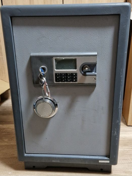 Масивна огнеупорна метална каса