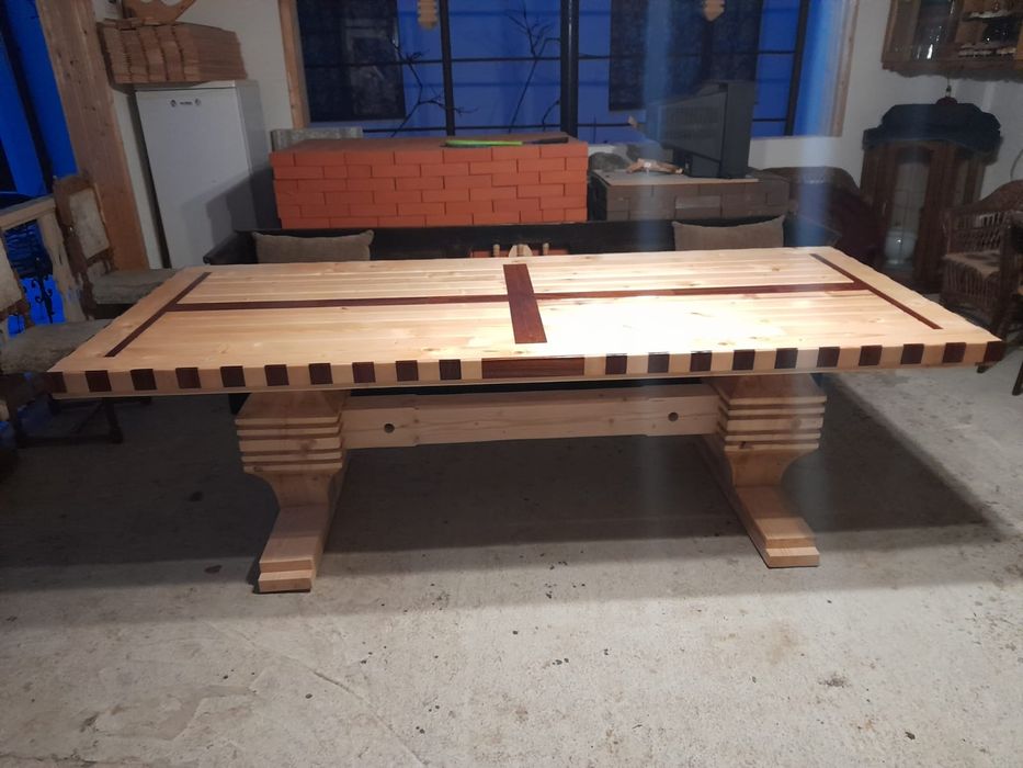 Masă din lemn masiv, lucrată manual – design rustic premium