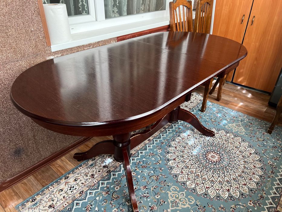 Стол ағаштан жасалған