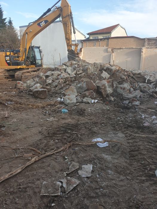Evacuare moloz ,pământ, gunoi ,curățenie după constructii defrișeri