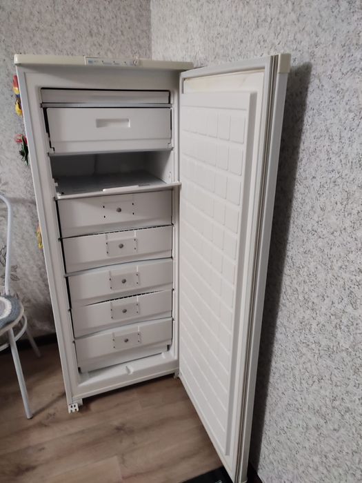 Продам морозильную камеру