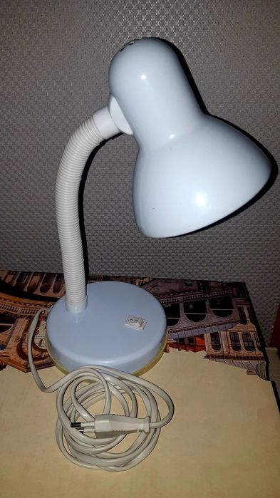 Продам настольную лампу. Новая.