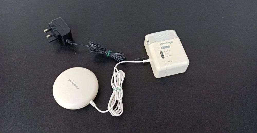 Detector alarma incendiu fum foc persoane deficiente de auz protectie