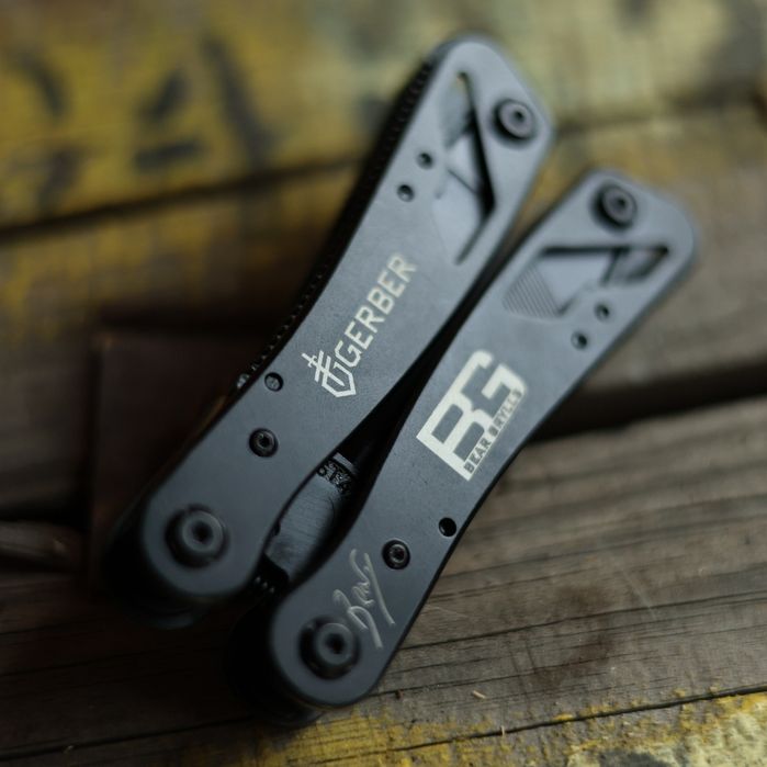 Мултифункционален швейцарски инструмент