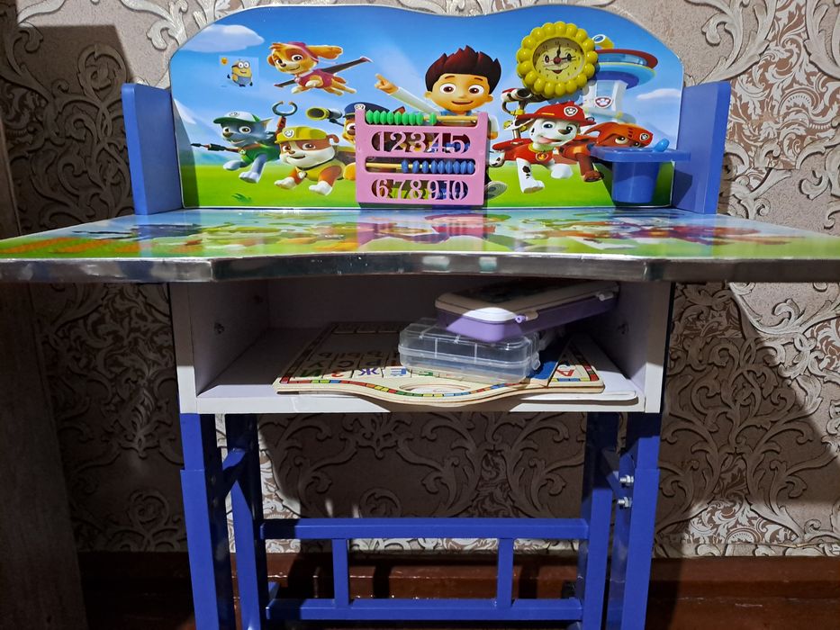 Яркая детская парта растишка с чудесными мультяшками