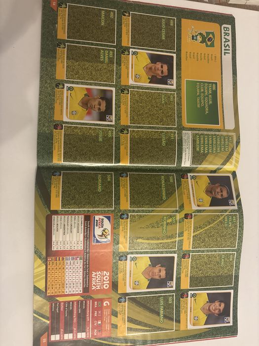 Частично попълнен албум Панини Световно 2010