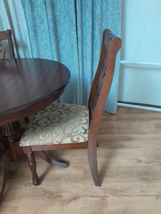 Продам стол с 6 стульями