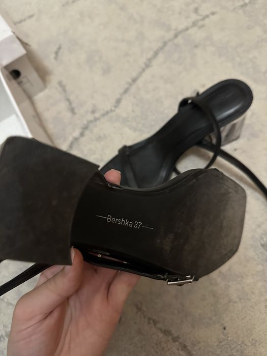 Босоножки черного цвета Bershka