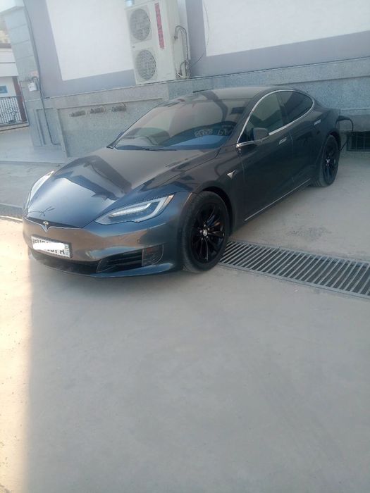 Tesla model S sotiladi