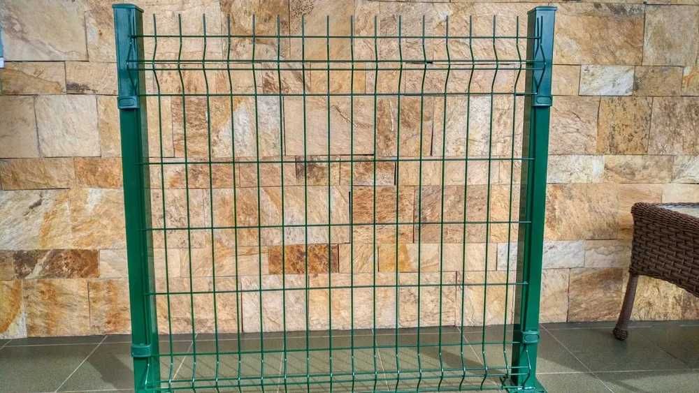 Мрежа с декорация. Метални оградни пана и колове. Ограда. Врати.