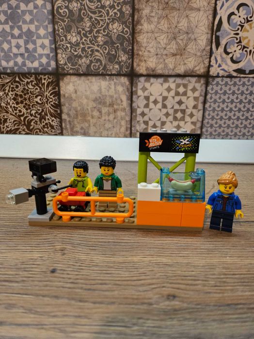 LEGO City - Stunt Show Arena (60295) - set complet + figurina surpriza bonus