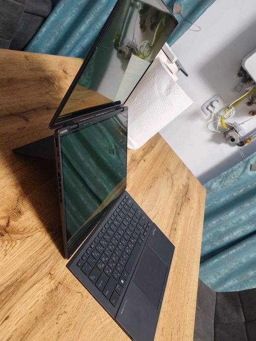 Vând laptop Asus Zenbook,model ux8406m