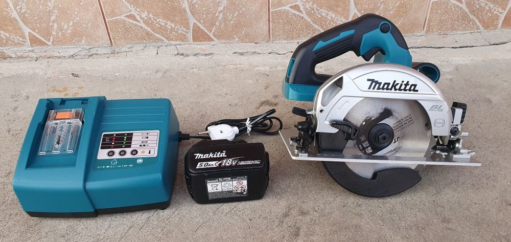 Fierăstrău circular cu acumulator Makita.