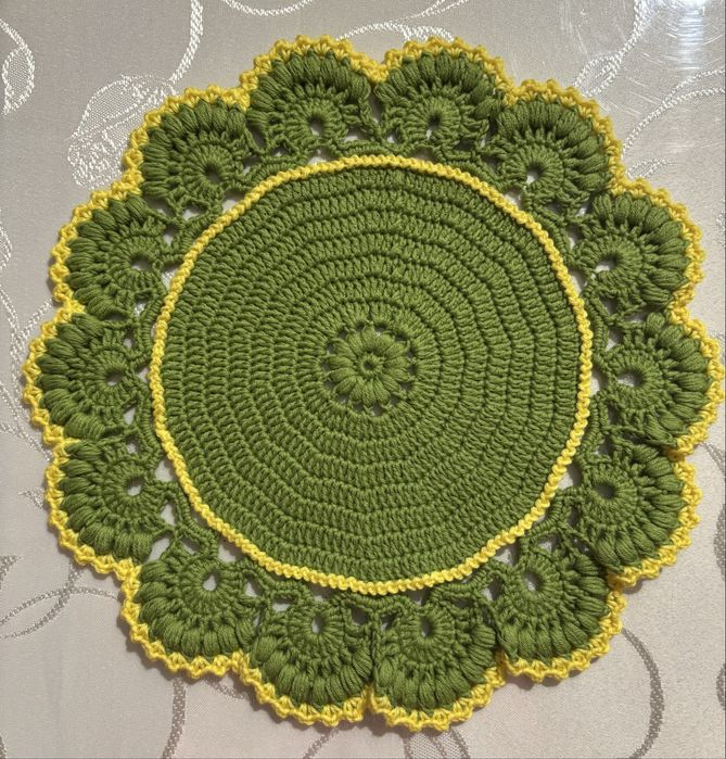 Вязаные салфетки для сервировки стола