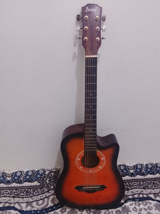 Akustik gitara sotiladi