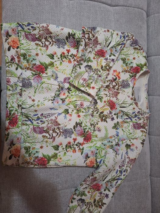 Яркая кофта от Gloria Jeans с рукавом 3/4.