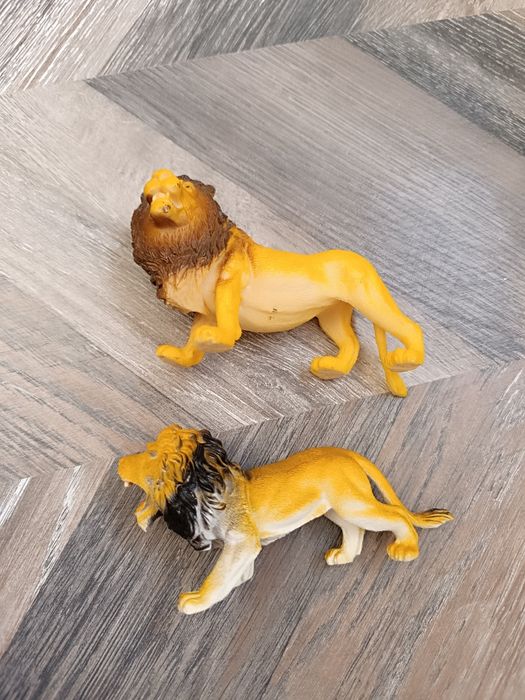 Продам б/у игрушки: фигуры животных