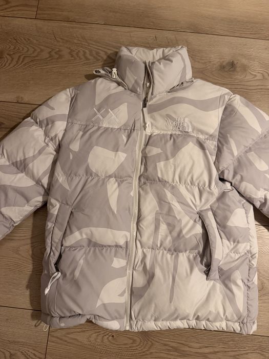 Vând geacă The North Face x KAWS