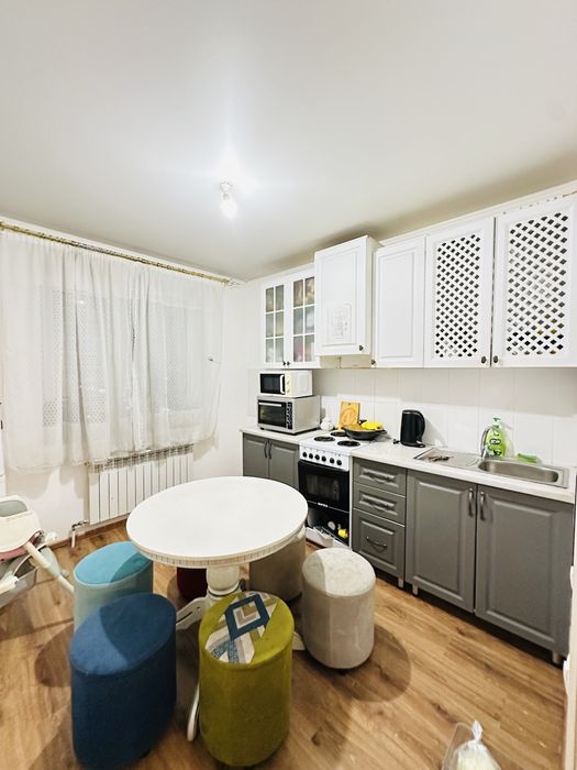 Кухонный гарнитур, стол 6 стулья, пуфик общий 50К