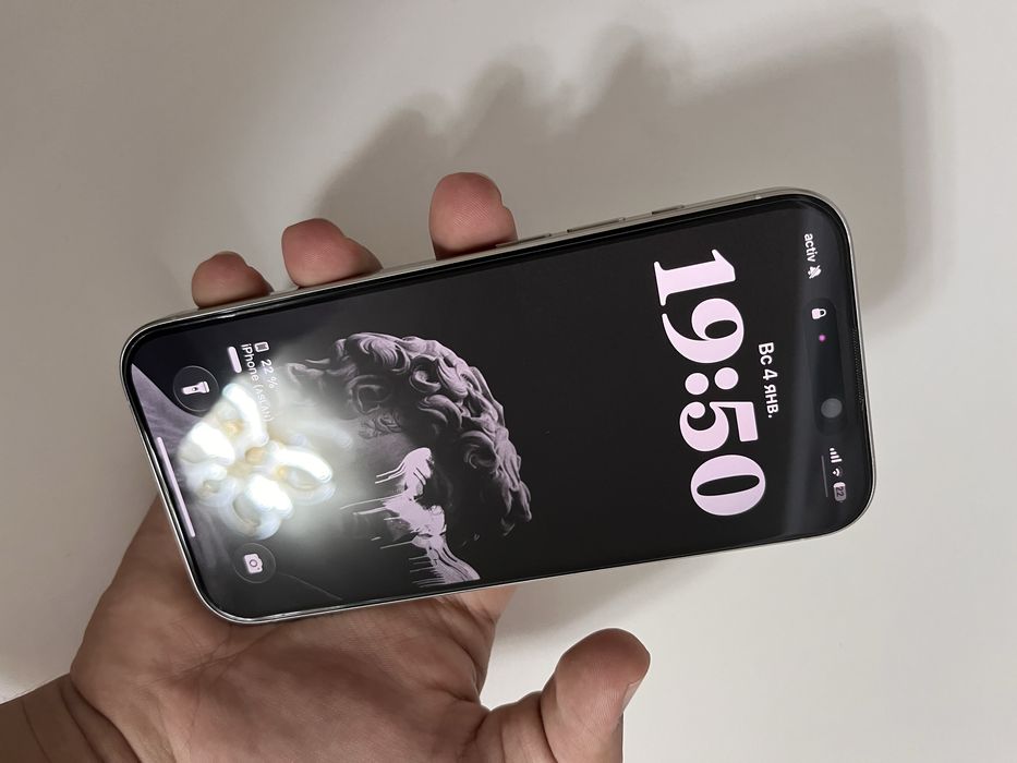 Продам или обменяю iPhone 15 pro white titanium