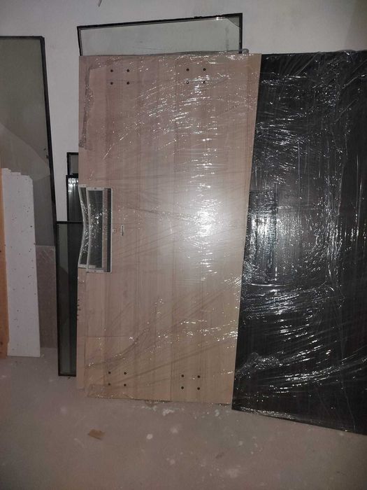 Офис бюро - голямо в няколко цвята наличности