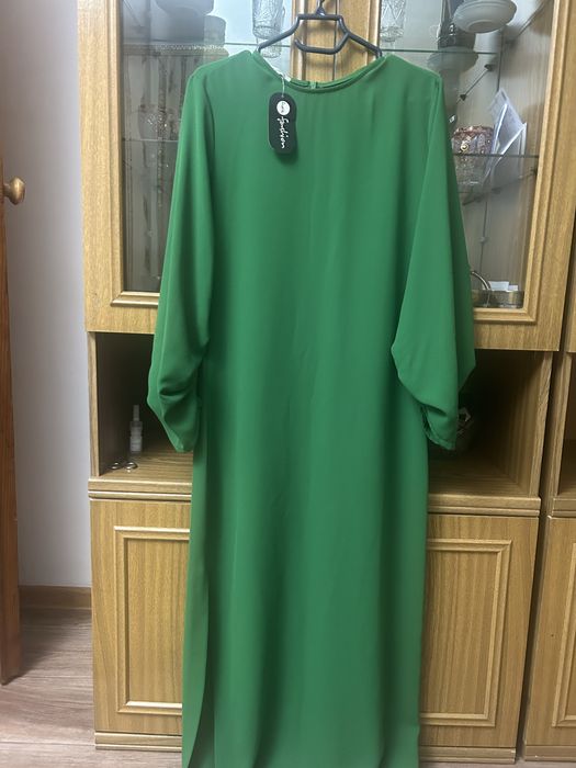 Продам платье белое и зеленое