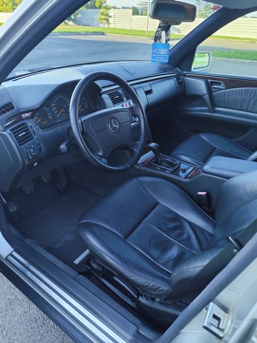 Vând Mercedes w 210 E 200