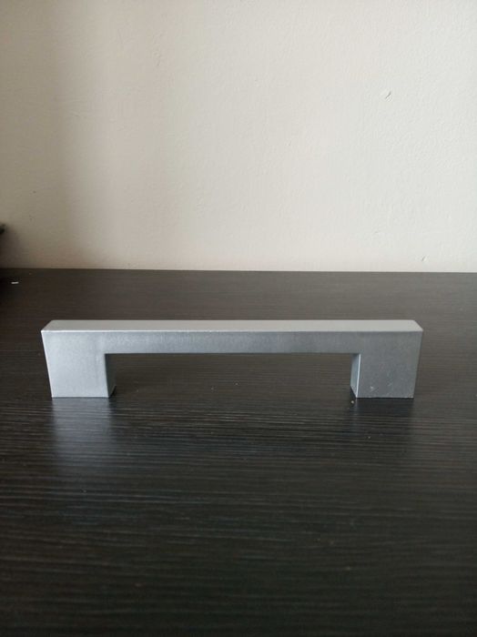 Продавам 11 броя пластмасови дръжки за кухненски шкафове